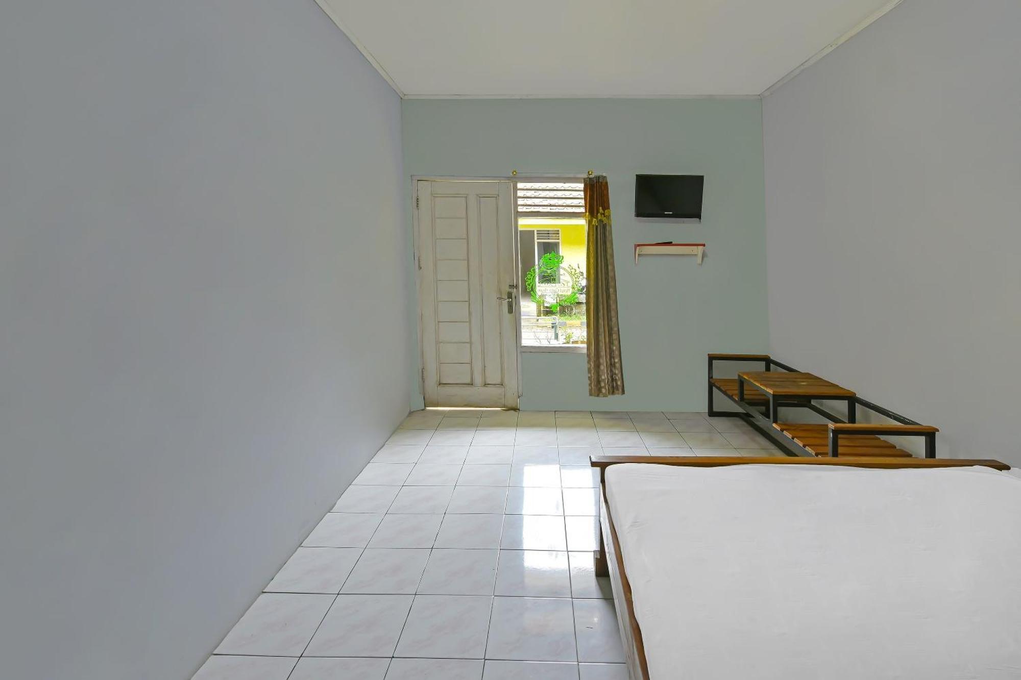 Spot On 91905 Hotel Cipto Arum Cilacap Exterior foto